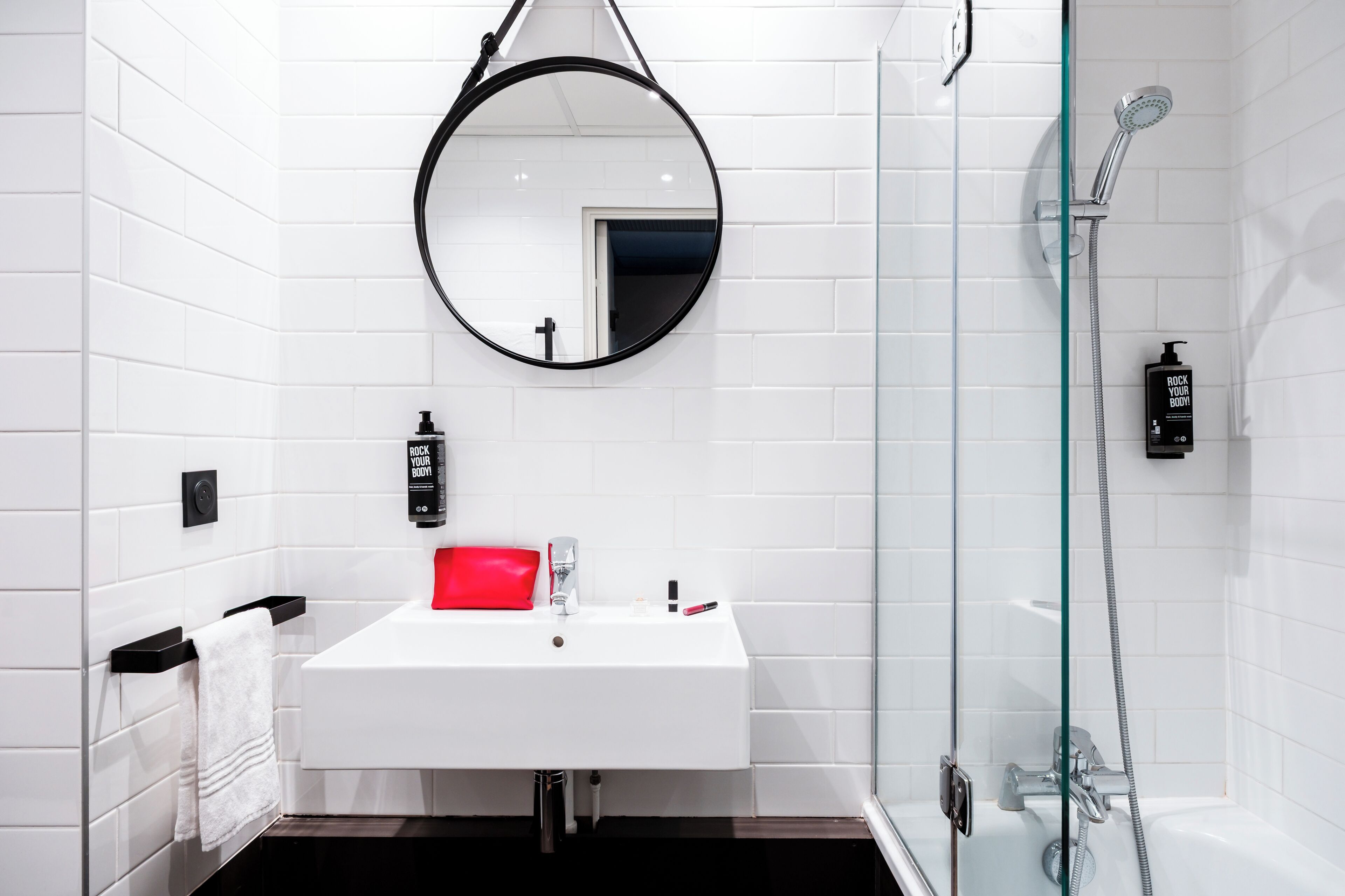 combined shower/bathtub, eco-friendly toiletries, hair dryer, towels