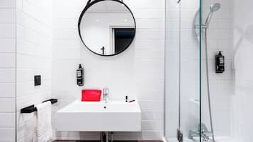 Ensemble douche/baignoire, articles de toilette écologiques