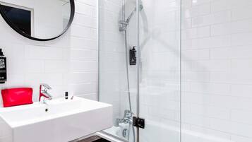 Bañera con ducha, artículos de tocador ecológicos, secador de pelo