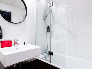 Combined shower/tub, eco-friendly toiletries, hair dryer, towels - ibis Rouen Centre Champ de Mars (Rouen)