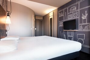 Phòng Tiêu chuẩn, 1 giường đôi | Bộ đồ giường cao cấp, bàn, màn/rèm cản sáng, phòng cách âm 