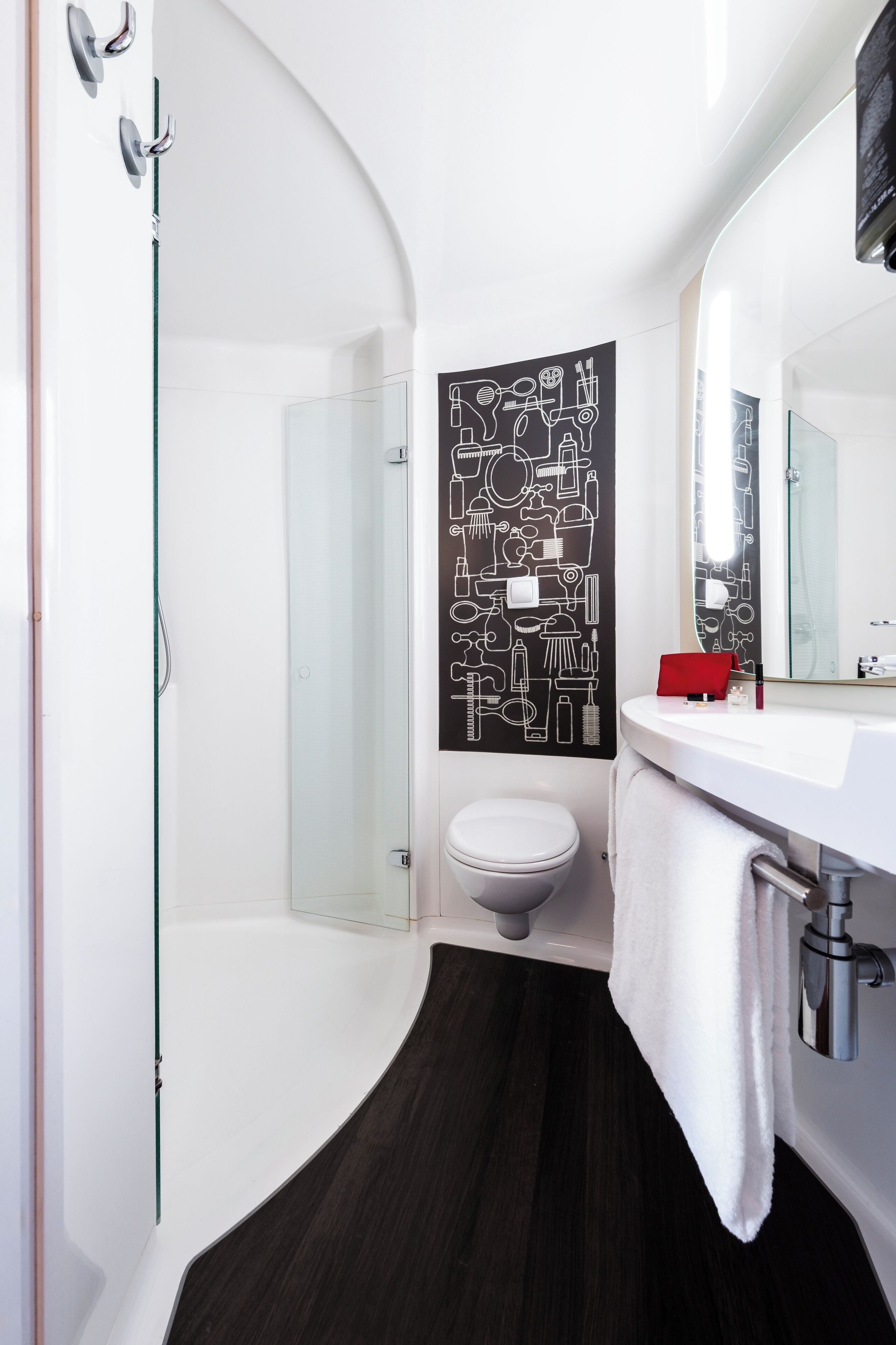 combined shower/bathtub, eco-friendly toiletries, hair dryer, towels