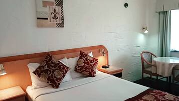 Huone (Double) | Ylelliset vuodevaatteet, työpöytä, silitysrauta/-lauta, ilmainen Wi-Fi