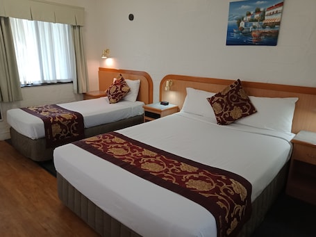 Quarto duplo | Roupas de cama premium, escrivaninha, ferros/tábuas de passar roupa. Espana Motel