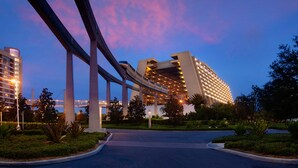 Un hôtel moderne doté d’une architecture originale, avec une passerelle imposante et un aménagement paysager luxuriant.