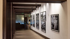 Un couloir avec une enseigne indiquant « STEAKHOUSE » et des tableaux encadrés accrochés au mur.
