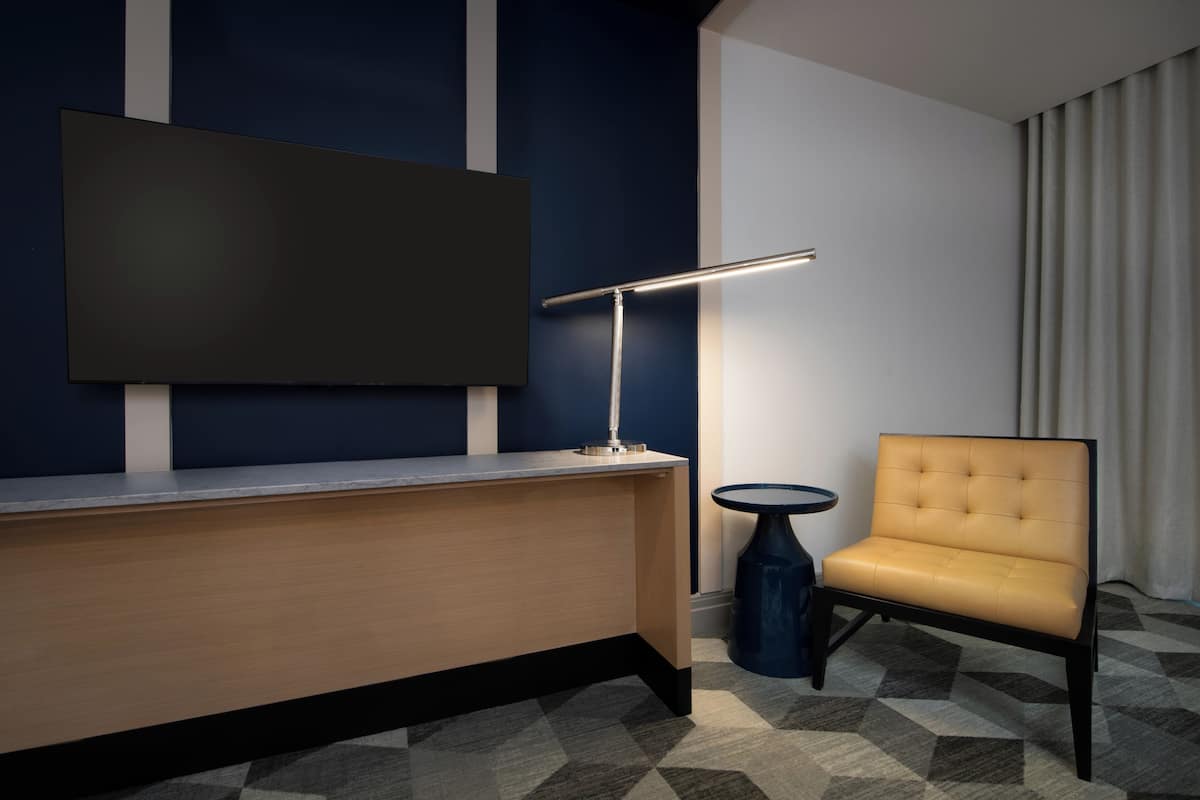 Water View - 2 Bedroom Suite - Club Level | Coffre-fort, bureau, rideaux d’obscurcissement