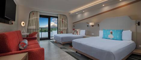 Ein Hotelzimmer mit zwei Betten, einem roten Sofa, einem Fernseher und einem Balkon mit Blick.
