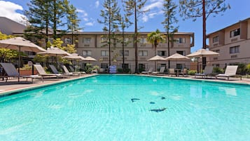 Udendørs pool, åben fra kl. 06.00 til kl. 22.00, liggestole