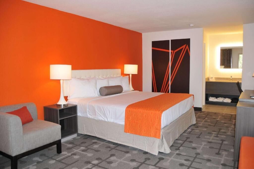 1 bedroom, desk, blackout drapes, soundproofing