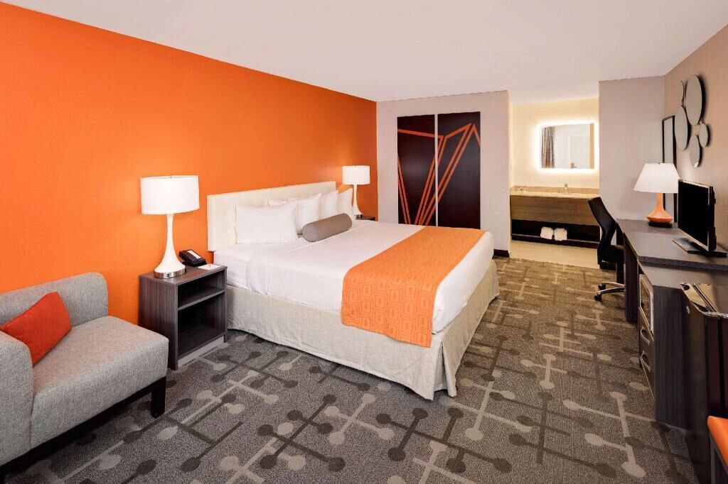 1 bedroom, desk, blackout drapes, soundproofing