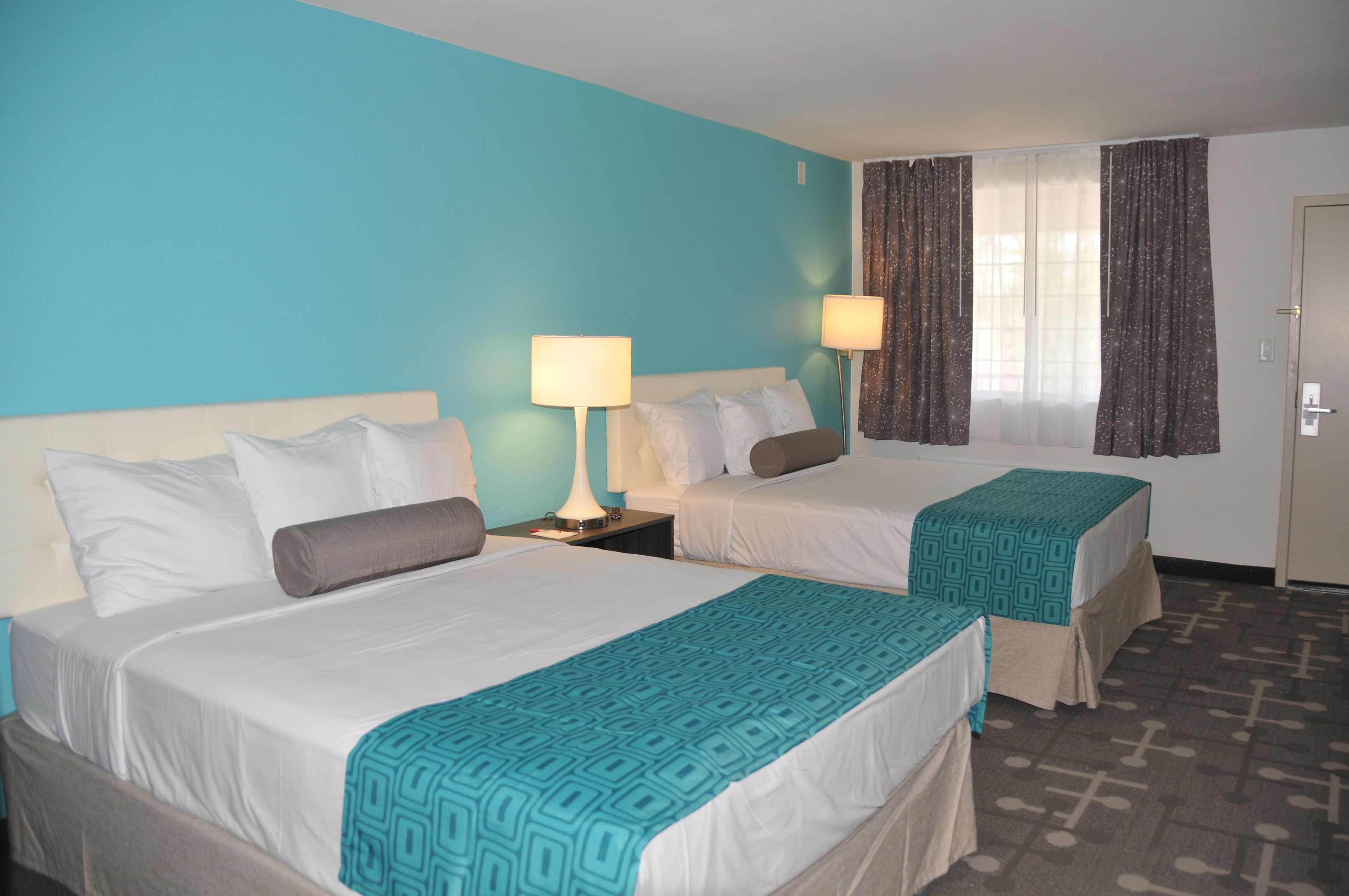 Habitación, 2 camas matrimoniales, para no fumadores (1st Floor) | 1 habitación, escritorio, cortinas blackout y insonorización 