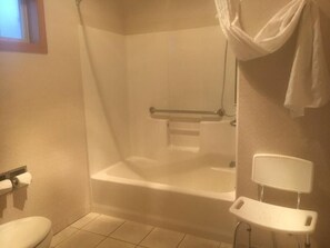 Combined shower/bathtub, free toiletries, towels, soap