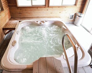 Indoor spa tub - RiverTree Inn & Suites (Clarkston)