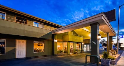 RiverTree Inn & Suites