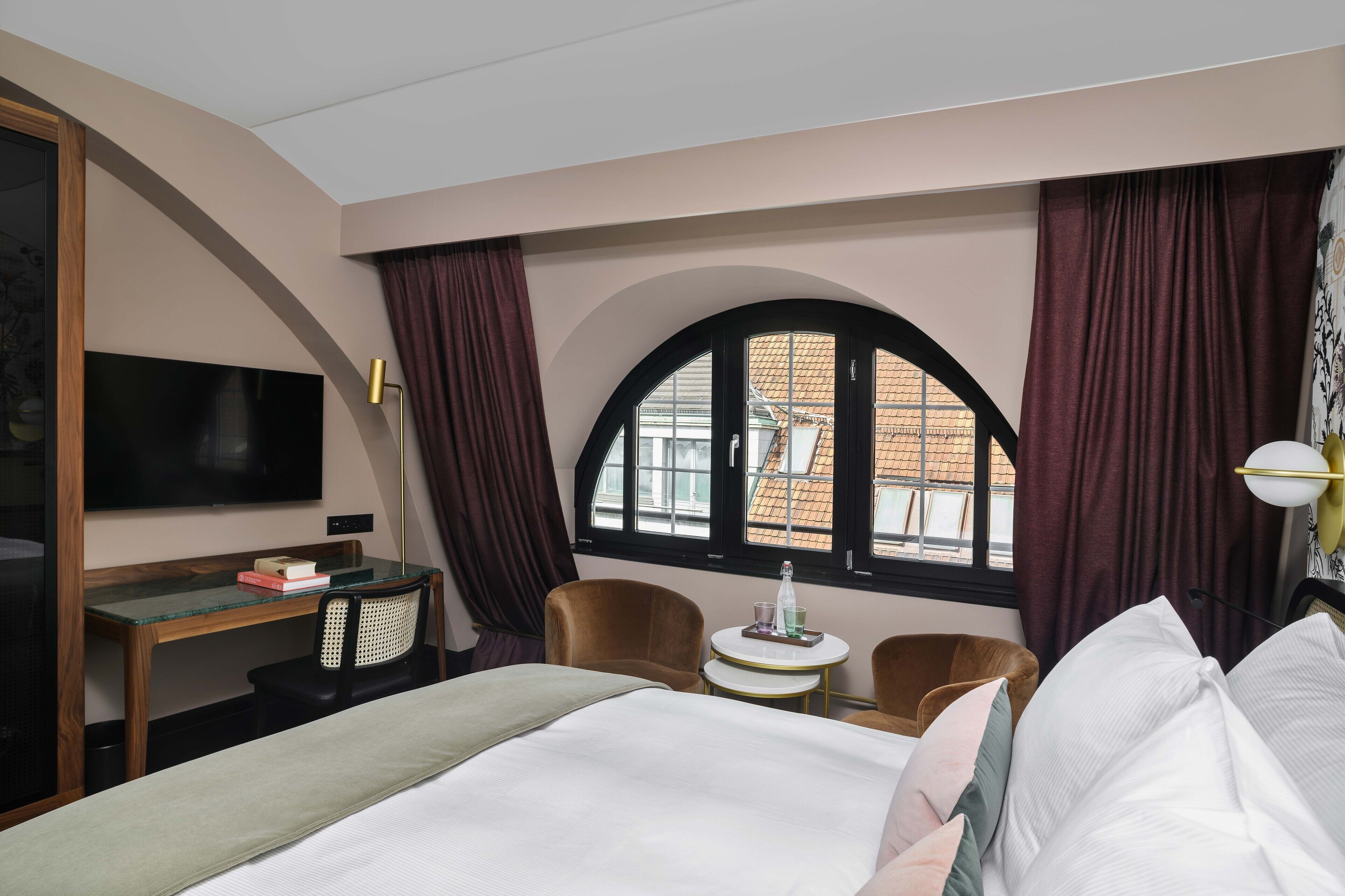 room, 1 queen bed (cosy) | premium bedding, down duvets, select comfort beds, minibar