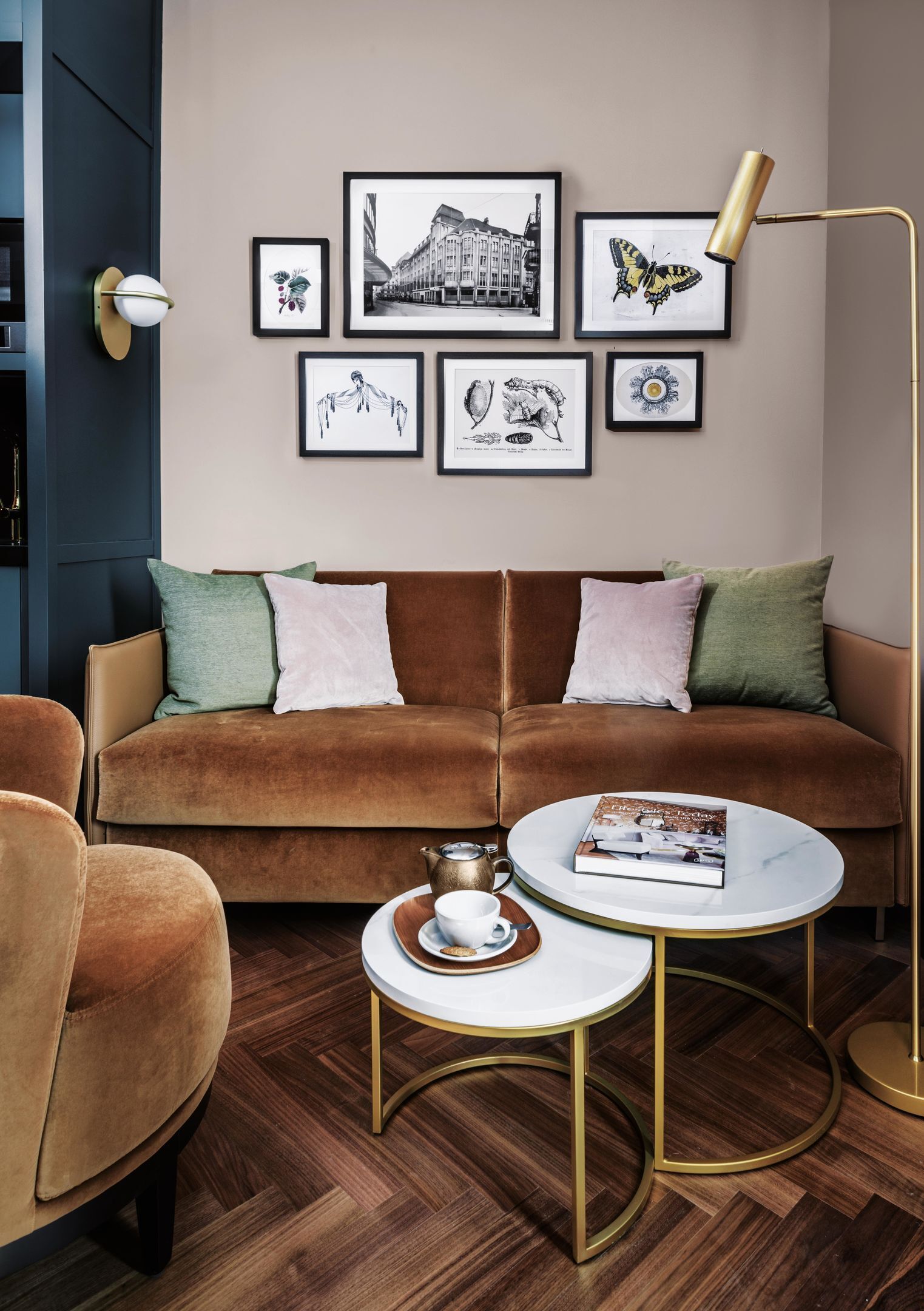 Un salon moderne avec un canapé marron, une table basse ronde et un lampadaire.