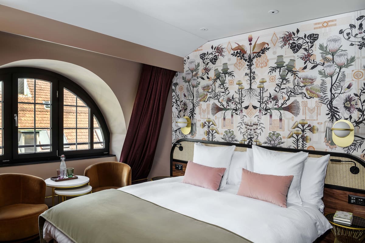 room, 1 queen bed (cosy) | premium bedding, down duvets, select comfort beds, minibar