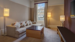 Room | Desk, laptop workspace, iron/ironing board, free WiFi
