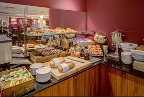 Café da manhã com buffet todos os dias (GBP 12.00 por pessoa) 