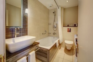 Combined shower/tub, free toiletries, hair dryer, towels