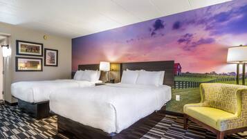 Une chambre d’hôtel avec deux lits, une grande fresque représentant un coucher de soleil, un sol à motifs et un fauteuil jaune.