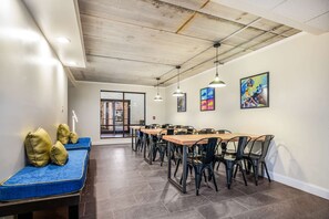 Free continental breakfast on weekdays  - Clarion Pointe Richmond North near University (Richmond)