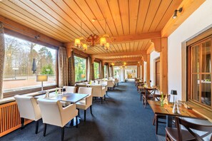 Petit déjeuner, déjeuner et dîner servis sur place