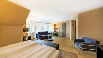 Ropa de cama hipoalergénica y caja de seguridad en la habitación