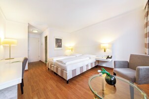 Habitación doble superior | Ropa de cama hipoalergénica, caja fuerte, decoración individual