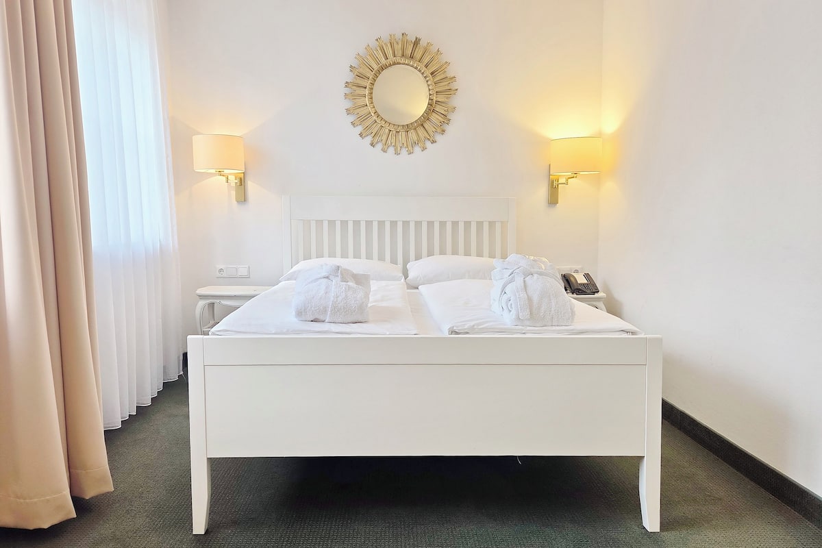 Habitación doble económica | Ropa de cama hipoalergénica y caja de seguridad en la habitación
