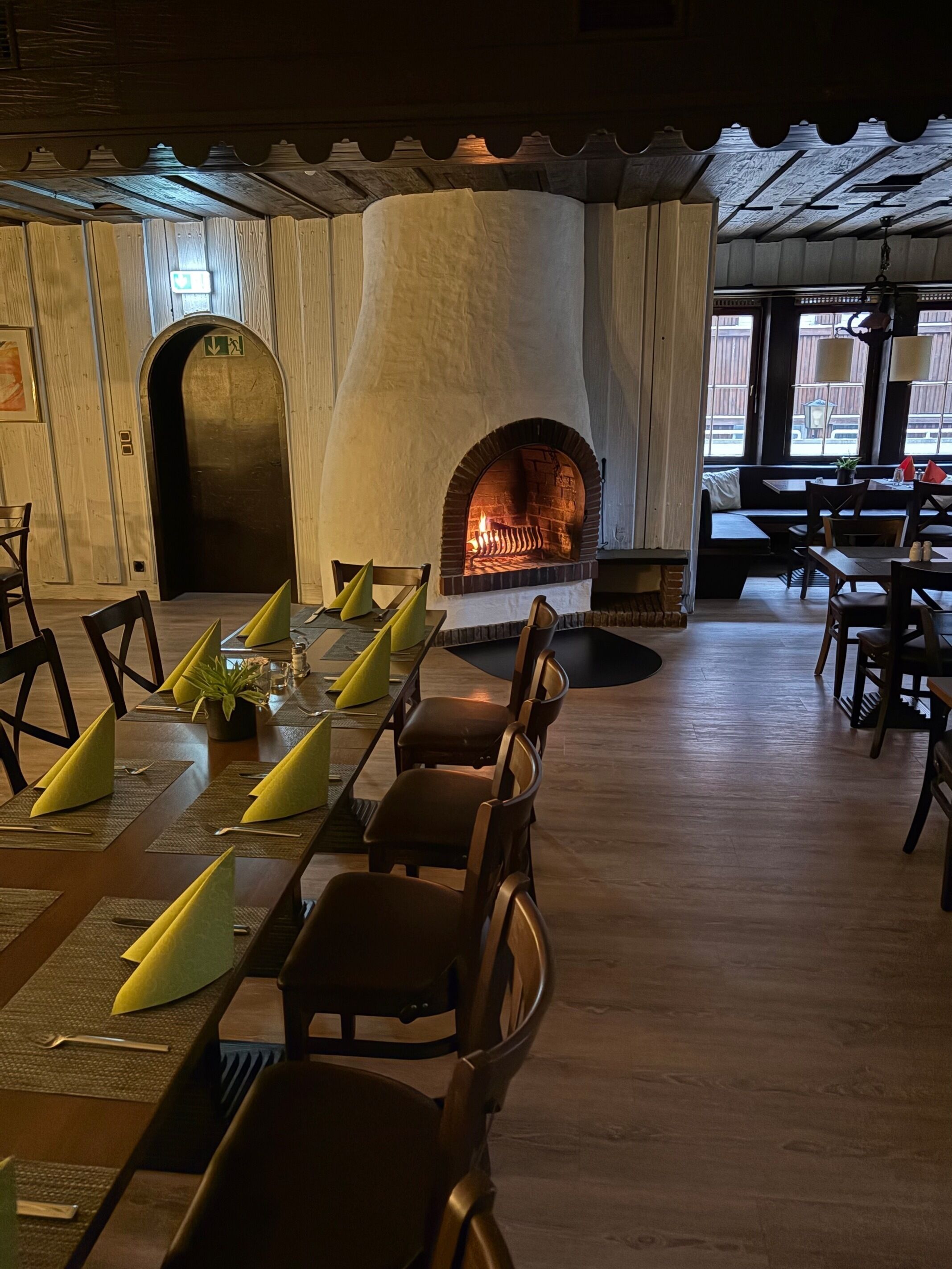 供应早餐、午餐和晚餐，国际美食，花园景观