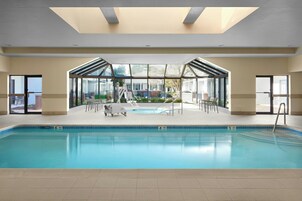 Una piscina cubierta