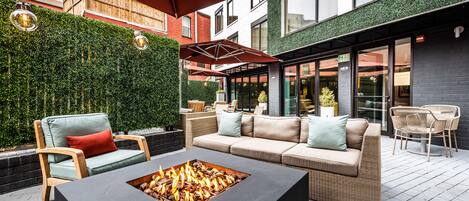 Breakfast, dinner served; Italian cuisine, alfresco dining