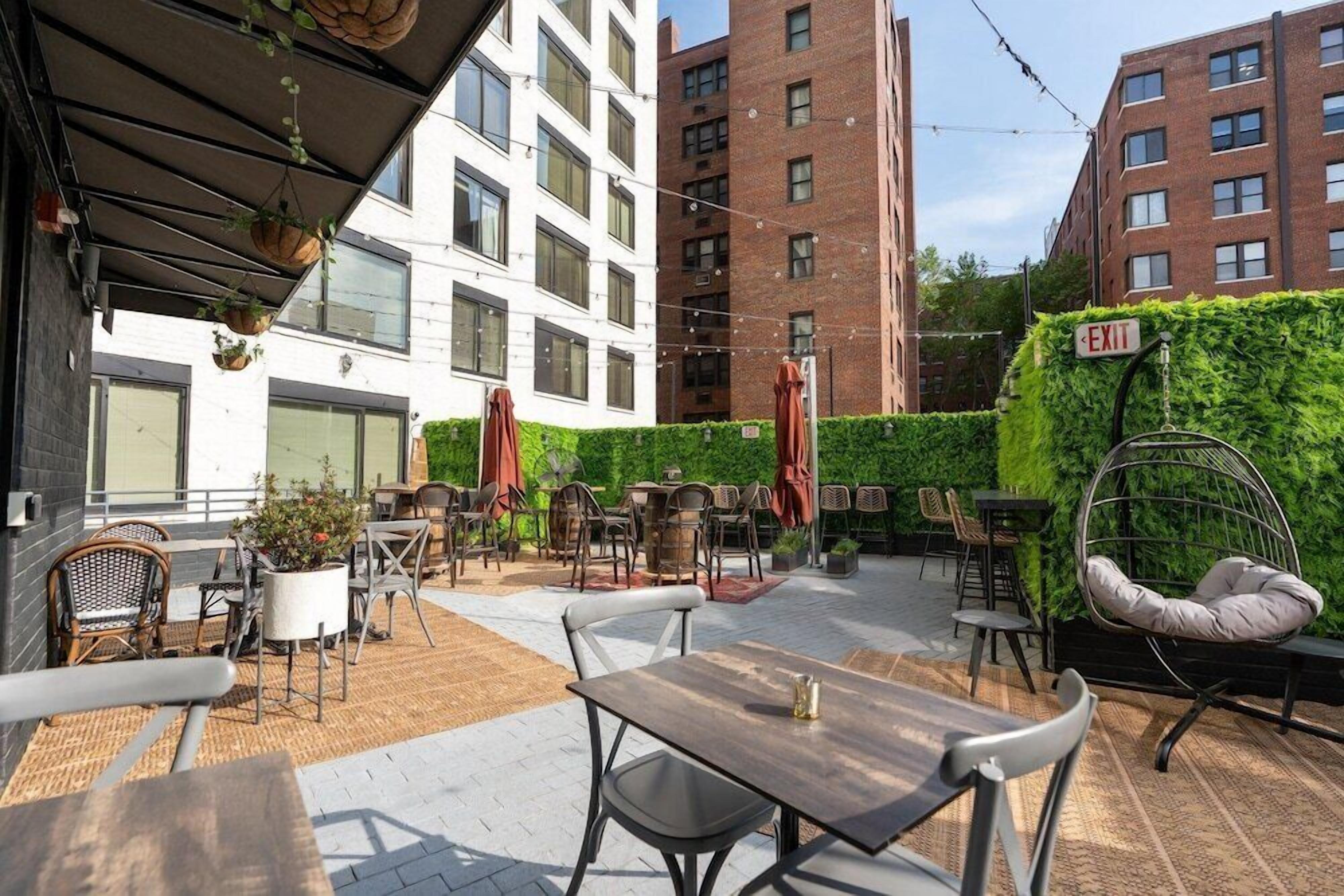 Breakfast, dinner served; Italian cuisine, al fresco dining 