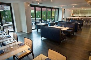 Se sirven desayunos, cenas y cocina italiana con mesas al aire libre