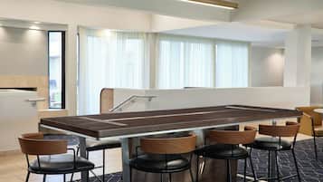 Melayani sarapan dan makan malam dengan sajian masakan Amerika