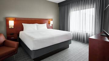 Meja kerja, ruang kerja ramah laptop, dan tirai kedap cahaya