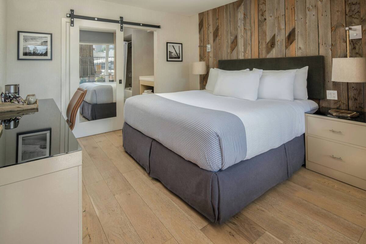 1 king bed | hypo-allergenic bedding, down duvets, in-room safe, desk