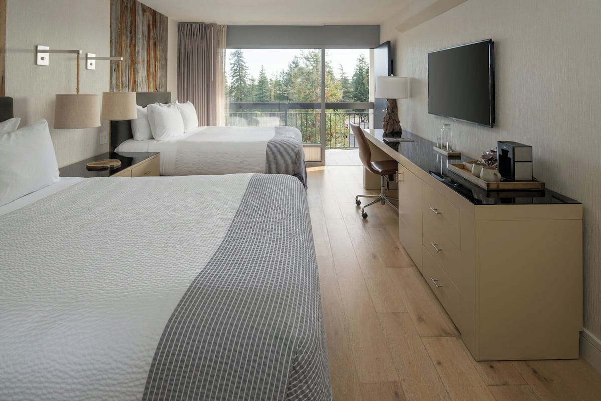 2 Queen Beds, Pool View | 防过敏的被褥、羽绒被、客房内保险箱、办公桌