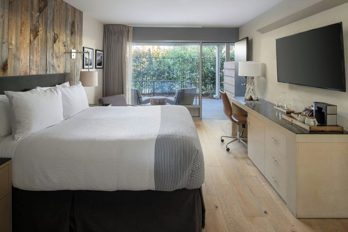 1 Queen Bed