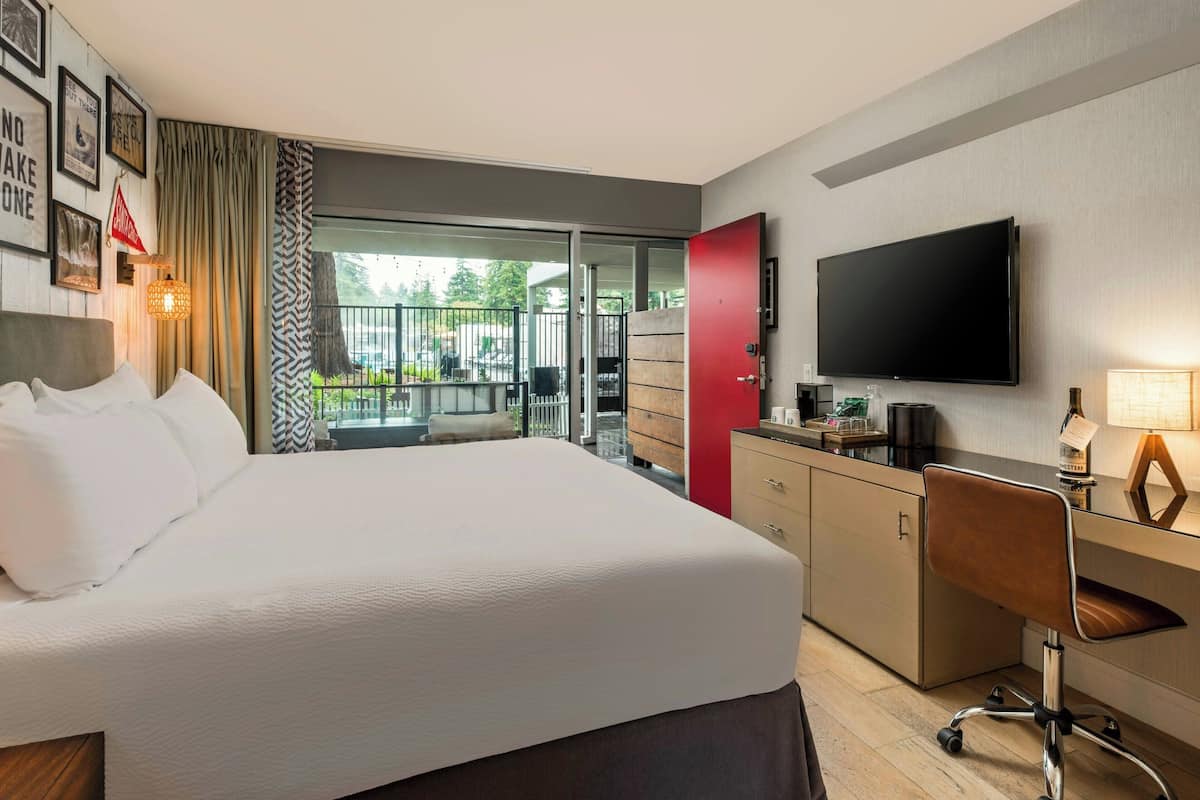 1 Queen Bed