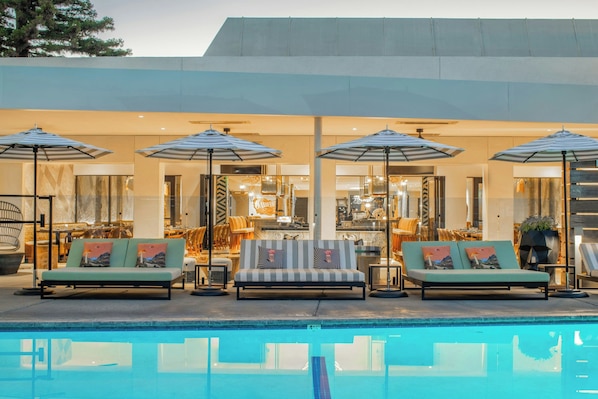 Piscine extérieure, tentes de plage, parasols de plage