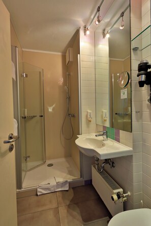 Douche, sèche-cheveux, serviettes fournies, savon