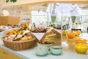 Daily buffet breakfast (EUR 19.00 per person) - Hotel Am Terrassenufer (Dresden)