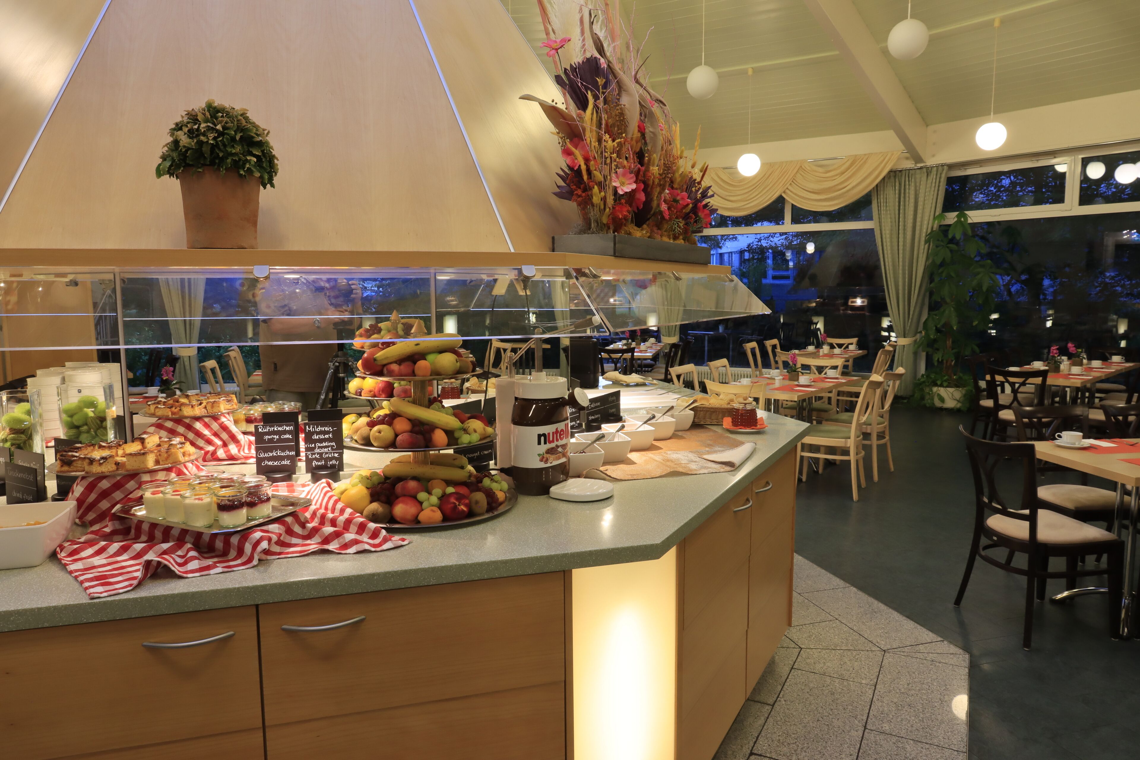 Un espace buffet proposant une variété de plats et un assortiment de desserts.
