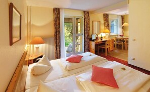 Double Room | Hypo-allergenic bedding, desk, laptop workspace, blackout drapes