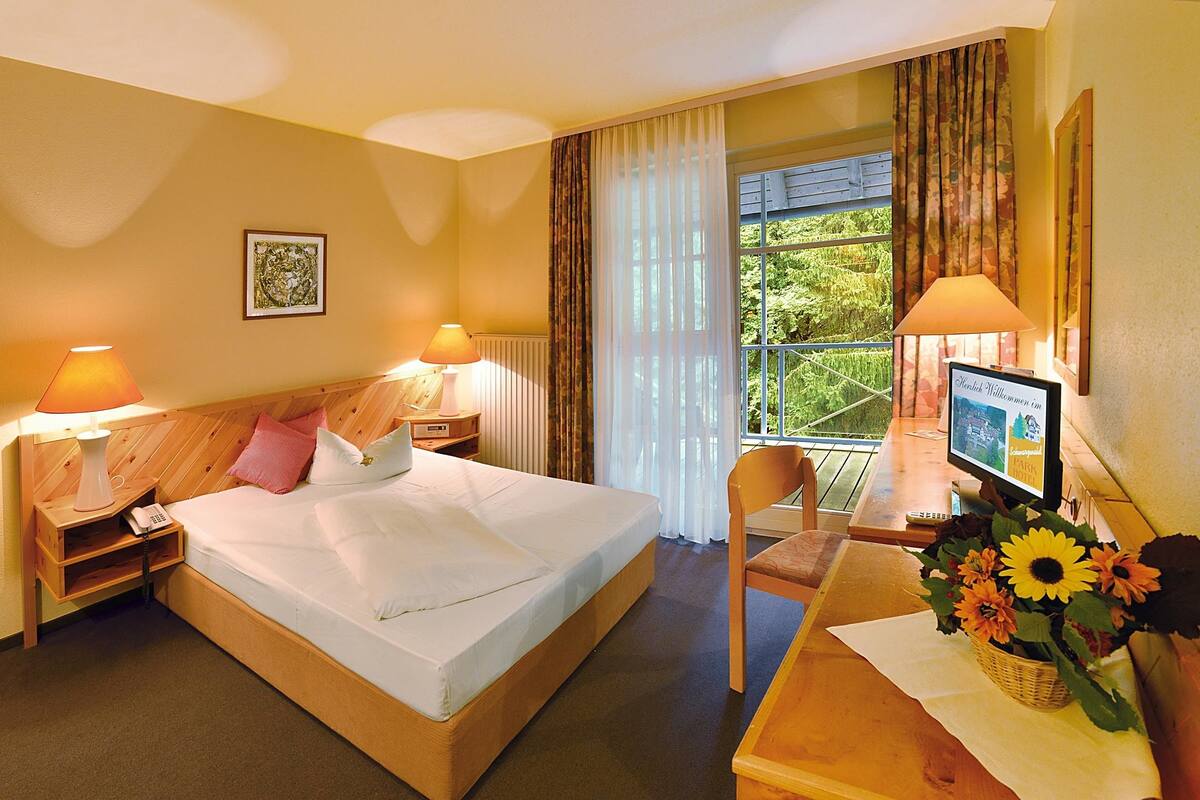 Single Room | Hypo-allergenic bedding, desk, laptop workspace, blackout curtains