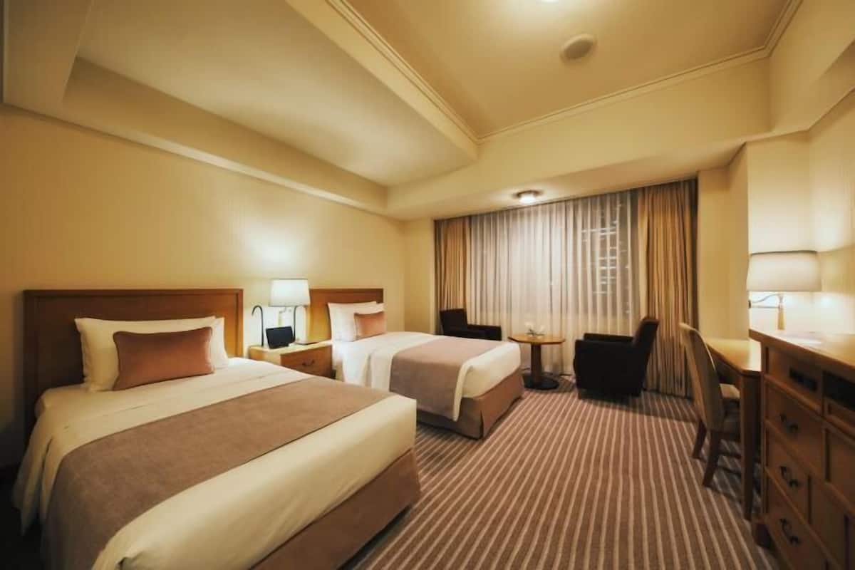 1 bedroom, premium bedding, down comforters, in-room safe