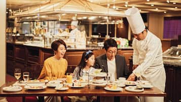 8 restaurants, breakfast, lunch, dinner served; French cuisine